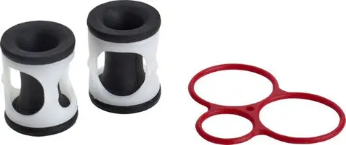 Geräuschdämpfer-Set von Ideal Standard, bestehend aus zwei weißen Dämpfern mit schwarzem Gummi und einer roten Halterung mit drei Öffnungen.